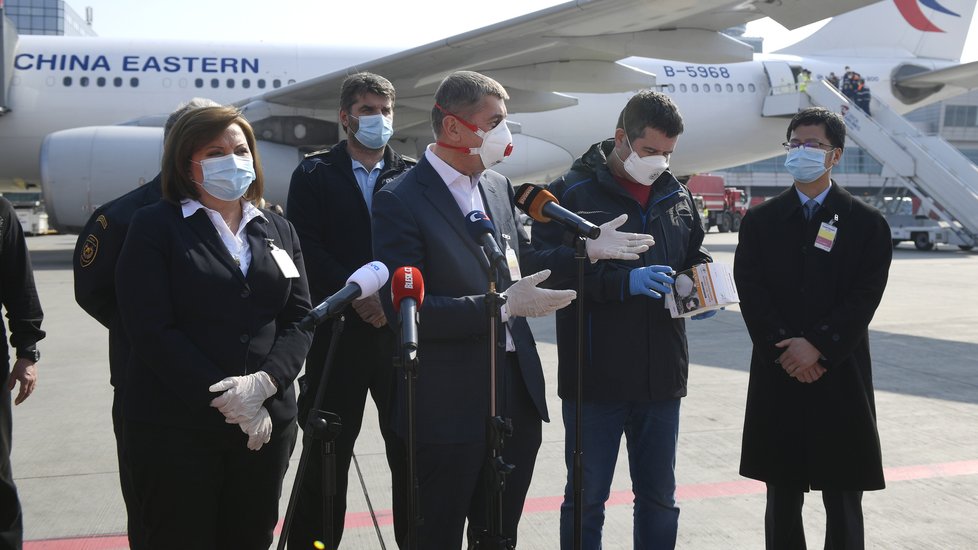 Na pražské letiště dorazila dodávka 1,1 milionů respirátorů z Číny. Na místě dohlíželi vicepremiér Jan Hamáček (ČSSD) a premiér Andrej Babiš (ANO), ministryně financí Alena Schillerová (ČSSD) (ANO) (20. 3. 2020).