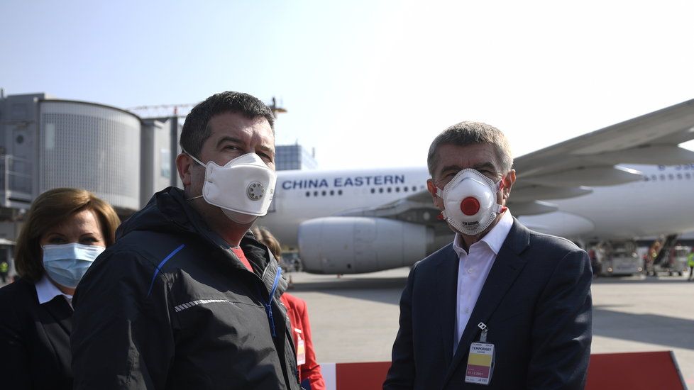 Na pražské letiště dorazila dodávka 1,1 milionů respirátorů z Číny. Na místě dohlíželi vicepremiér Jan Hamáček (ČSSD) a premiér Andrej Babiš (ANO) (20.3.2020)