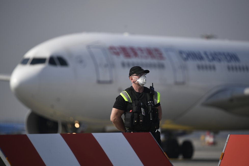 Na pražské letiště dorazila dodávka 1,1 milionu respirátorů z Číny (20.3.2020).