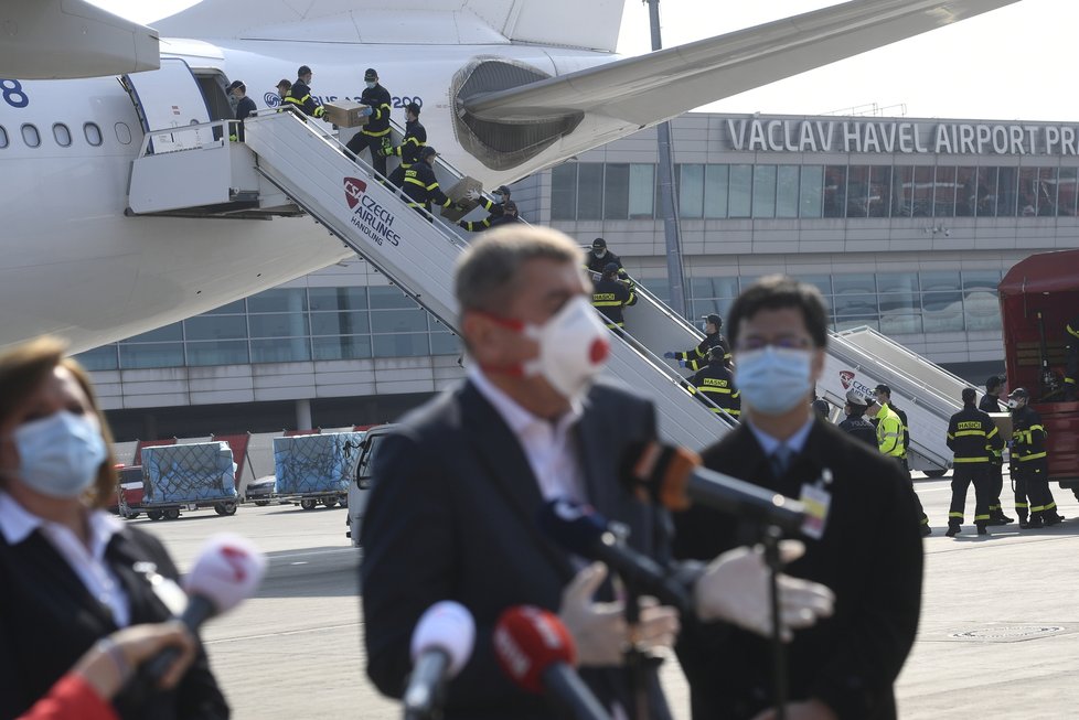 Na pražské letiště dorazila dodávka 1,1 milionů respirátorů z Číny (20.3.2020)