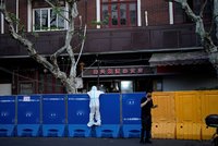 Nelidská covidová uzávěra: Šanghaj obehnala domy s nemocnými ploty a zátarasy