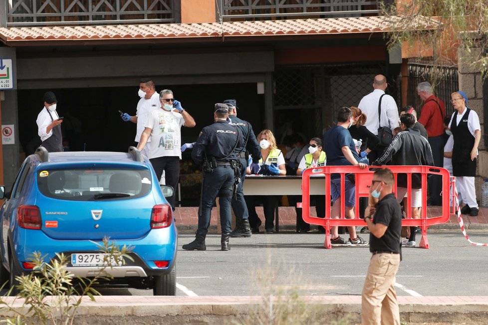 Zdravotníci před hotelem na Tenerife, kde je kvůli koronaviru uvězněna tisícovka turistů. (25.2.2020)