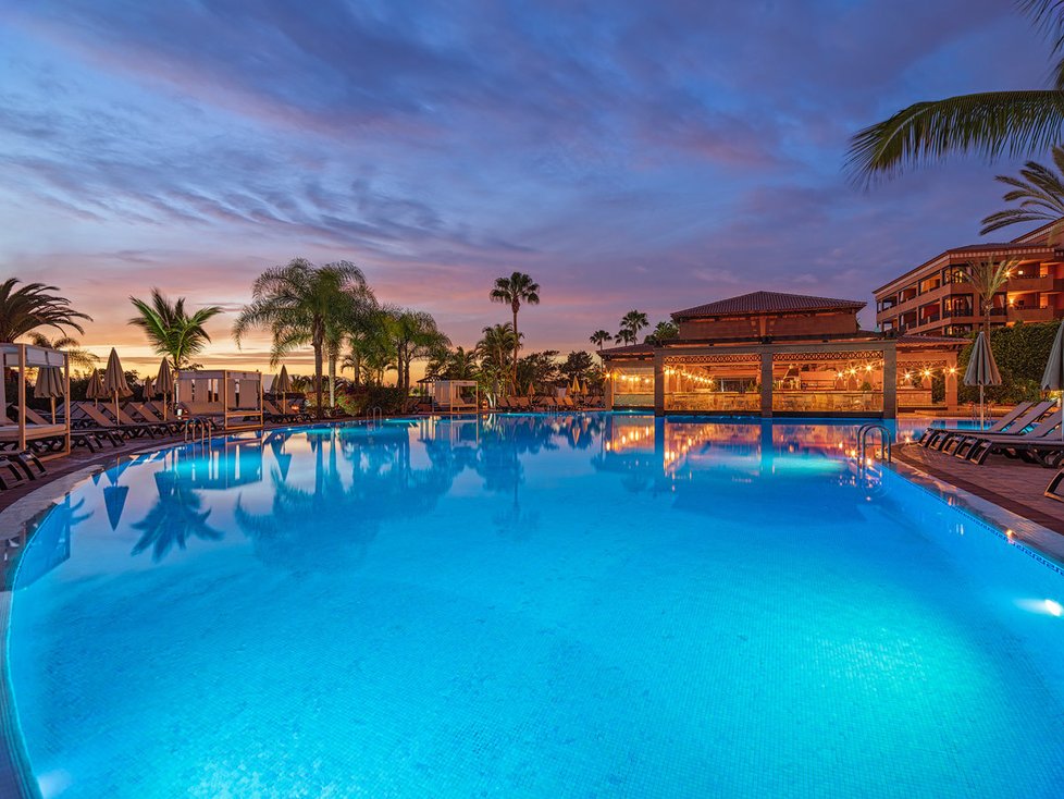 Tisícovka turistů se ocitla v karanténě ve čtyřhvězdičkovém hotelu H10 Costa Adeje Palace na Tenerife.