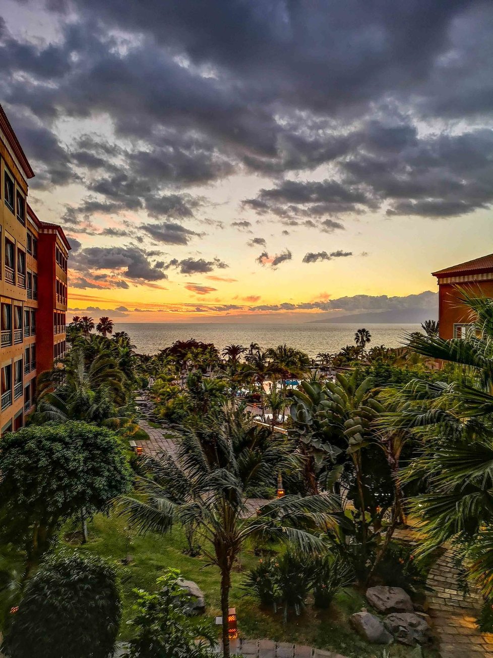 Tisícovka turistů se ocitla v karanténě ve čtyřhvězdičkovém hotelu H10 Costa Adeje Palace na Tenerife.