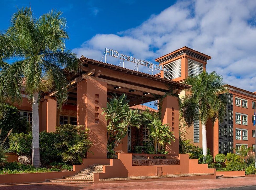 Tisícovka turistů se ocitla v karanténě ve čtyřhvězdičkovém hotelu H10 Costa Adeje Palace na Tenerife.