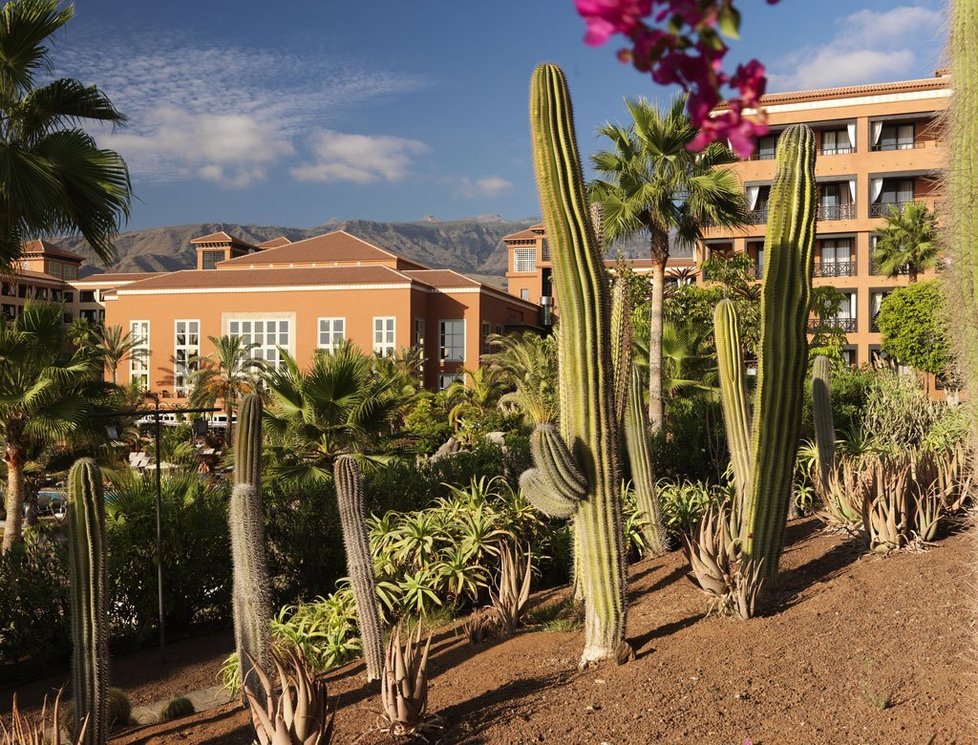 Tisícovka turistů se ocitla v karanténě ve čtyřhvězdičkovém hotelu H10 Costa Adeje Palace na Tenerife.