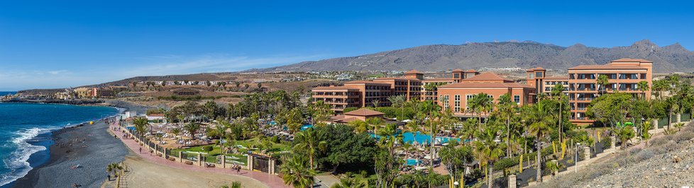 Tisícovka turistů se ocitla v karanténě ve čtyřhvězdičkovém hotelu H10 Costa Adeje Palace na Tenerife.