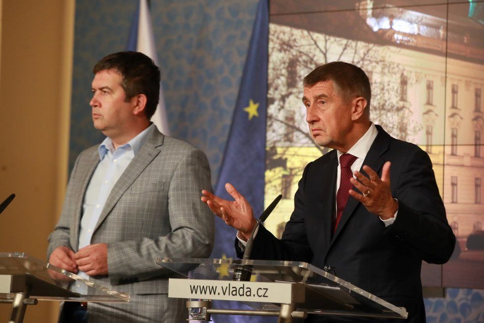 Premiér Andrej Babiš a vicepremiér Jan Hamáček po jednání Bezpečnostní rady státu (25. 2. 2020)