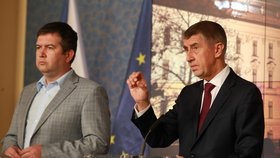 Premiér Andrej Babiš a vicepremiér Jan Hamáček - pokud se Hamáček nakazil, ohrozí ostatní členy vlády?