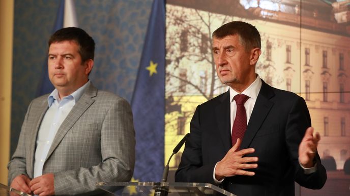 Premiér Andrej Babiš a vicepremiér Jan Hamáček po jednání Bezpečnostní rady státu.