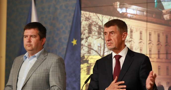 Premiér Andrej Babiš a vicepremiér Jan Hamáček po jednání Bezpečnostní rady státu. (25.2.2020)