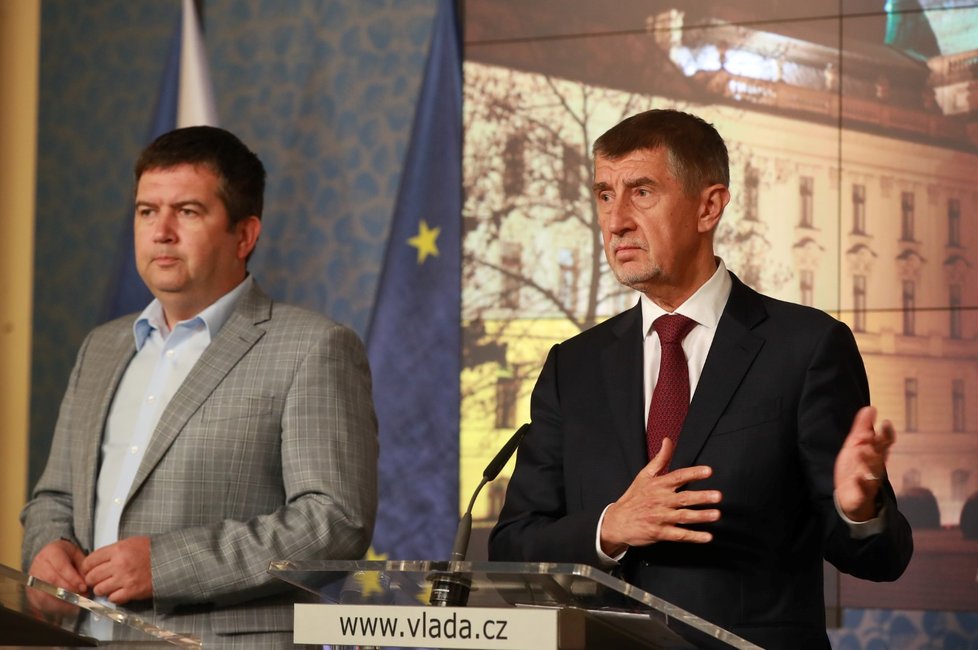 Premiér Andrej Babiš a vicepremiér Jan Hamáček po jednání Bezpečnostní rady státu. (25.2.2020)