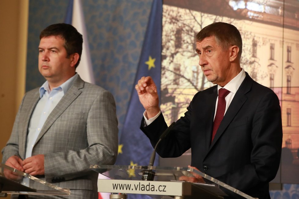 Premiér Andrej Babiš a vicepremiér Jan Hamáček po jednání Bezpečnostní rady státu. (25. 2. 2020)