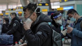 Cestující čekající na vlak v čínském Pekingu (28. 1. 2021)