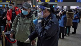 Cestující čekající na vlak v čínském Pekingu (28. 1. 2021)