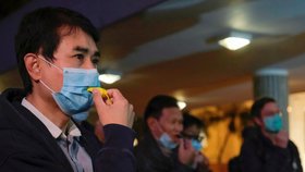 Smrt lékaře z Wu-chanu vyvolala v Číně vlnu rozhořčení, ale i soucitu