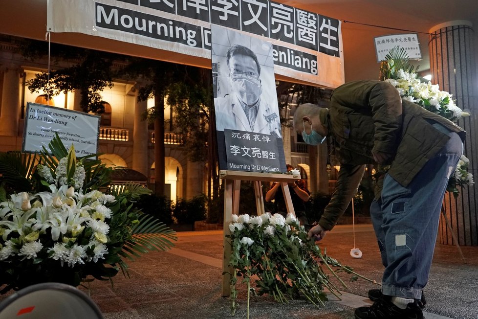 Smrt lékaře z Wu-chanu vyvolala v Číně vlnu rozhořčení, ale i soucitu