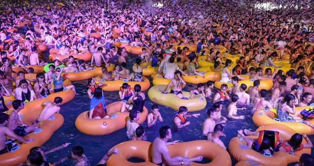 Lidé v bazénu jak sardinky: Wu-chan se „uzdravuje“, foto z epicentra nákazy udivuje