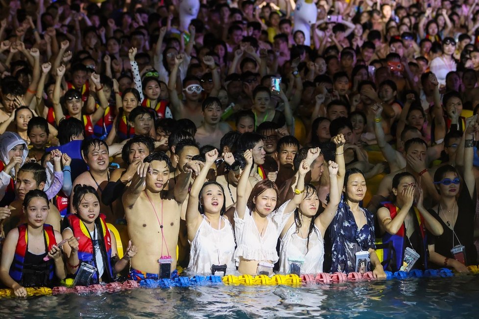 Koronavirus zapomenut? Takhle se bavili lidé v čínském městě Wu-chan, kde propukla pandemie (15.8.2020)
