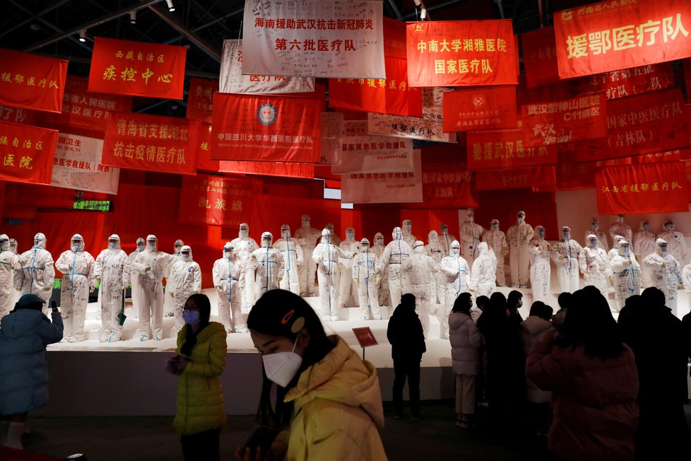 Výstava ke koronaviru v čínském Wuhanu, někdejšímu ohnisku nákazy