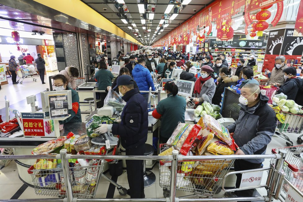 Číňané nakupují zásoby, snímek ze supermarketu ve Wu-chanu.