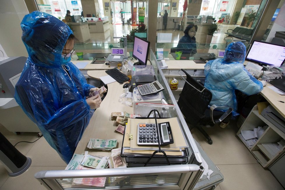V Číně kvůli nákaze koronavirem ničí bankovky.