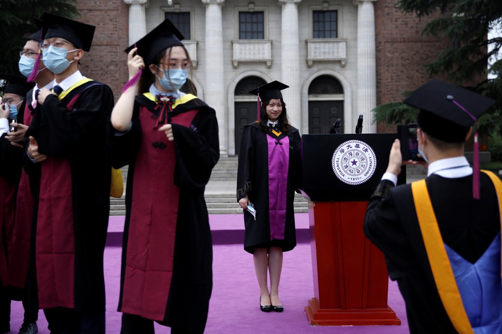 Promoce na čínské univerzitě: Všichni studenti si museli nasadit roušku (23.6.2020)
