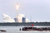 Trosky čínské rakety dopadly u dovolenkového ráje do oceánu. Domy tentokrát asi minuly