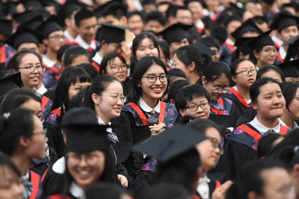 Čínské studenty místo vysokých škol čeká venkov