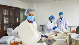 Číňané léčí koronavirus "hnědou bylinkovou polévkou", jedná se o součást tradiční medicíny.