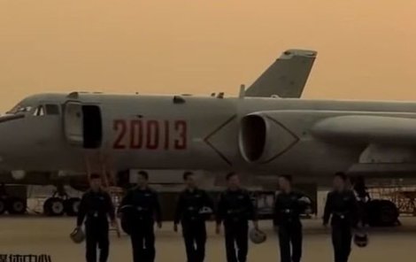 Ani bombardér Si-an (Xian) H-6K není zrovna originál: vychází ze sovětského Tu-16 z 50. let.