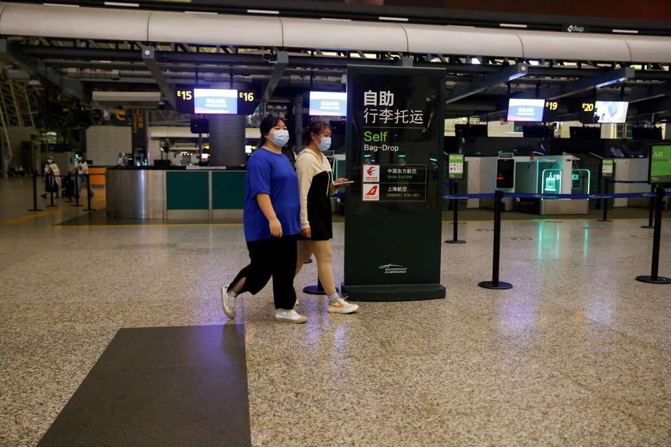 Příbuzní pasažérů zříceného letadla na letišti v Kantonu.