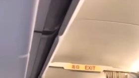 Aerolinky vyhodily letušku poté, co ji přítel na palubě požádal o ruku.