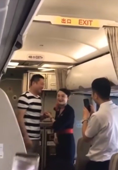 Aerolinky vyhodily letušku poté, co ji přítel na palubě požádal o ruku.