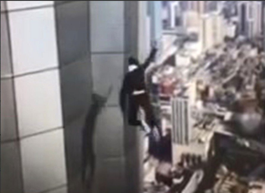 Známý čínský lezec se zabil při pádu z mrakodrapu.