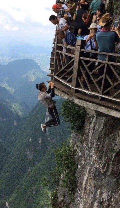 Známý čínský lezec se zabil při pádu z mrakodrapu.