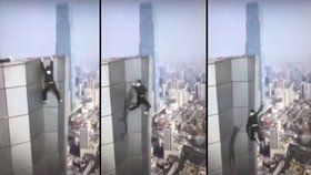 Známý lezec se v Číně zřítil z mrakodrapu.