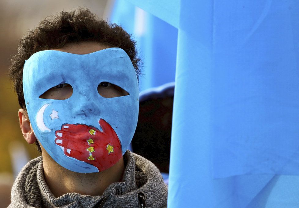 Během zasedání Rady OSN pro lidská práva se demonstrovalo v Ženevě proti postupu Číny proti Tibetu a Ujgurům.