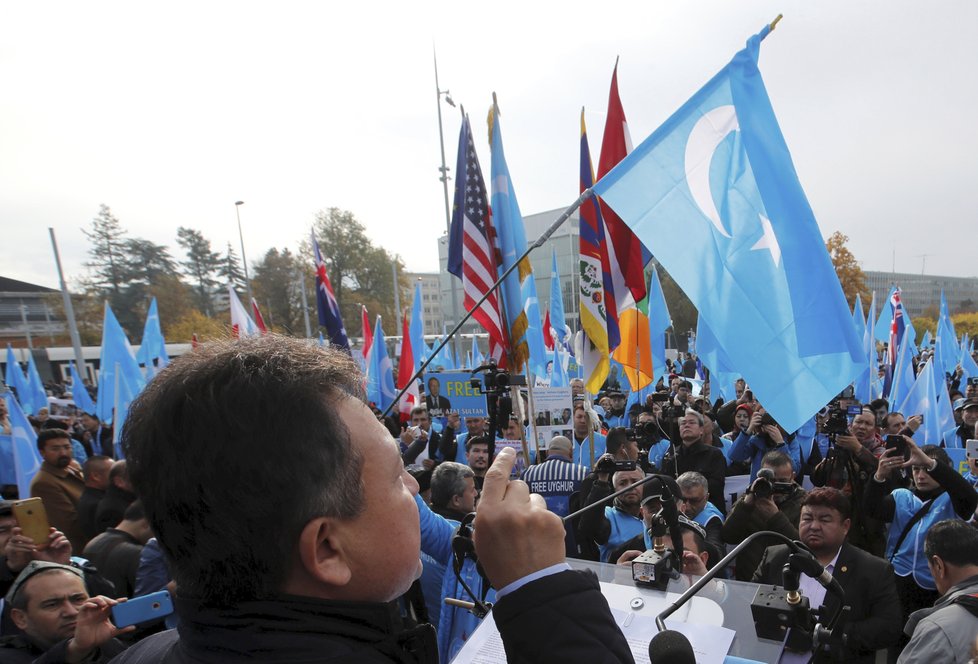 Během zasedání Rady OSN pro lidská práva se demonstrovalo v Ženevě proti postupu Číny proti Tibetu a Ujgurům.