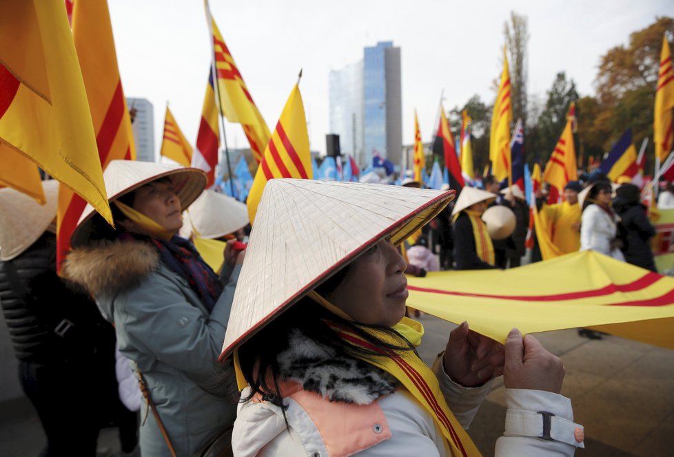 Během zasedání Rady OSN pro lidská práva se demonstrovalo v Ženevě proti postupu Číny proti Tibetu a Ujgurům