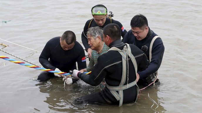 Na Jang-c-ťiang se potopila loď se 458 lidmi. Z trupu je slyšet volání o pomoc