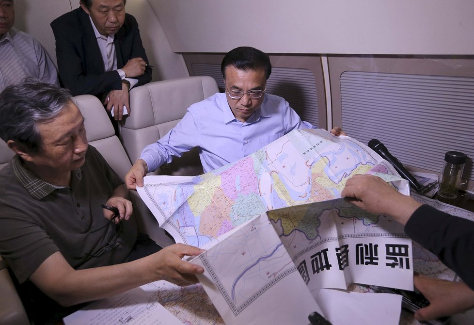 Na místo říčního neštěstí přijel premiér Číny Li Kche-čchiang.
