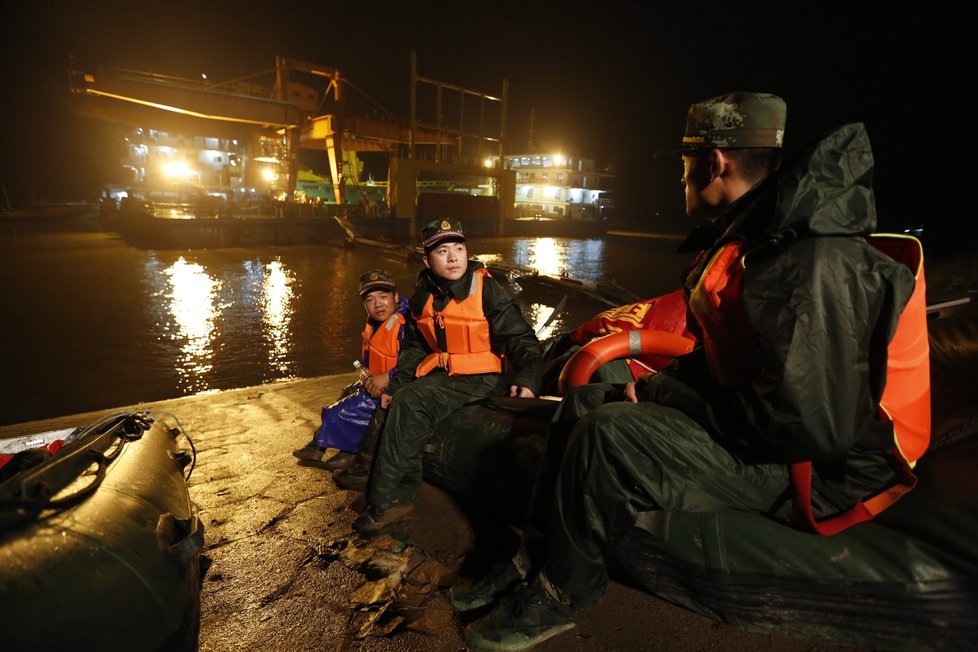 Na čínské řece pokračuje pátrání po pohřešovaných z lodi