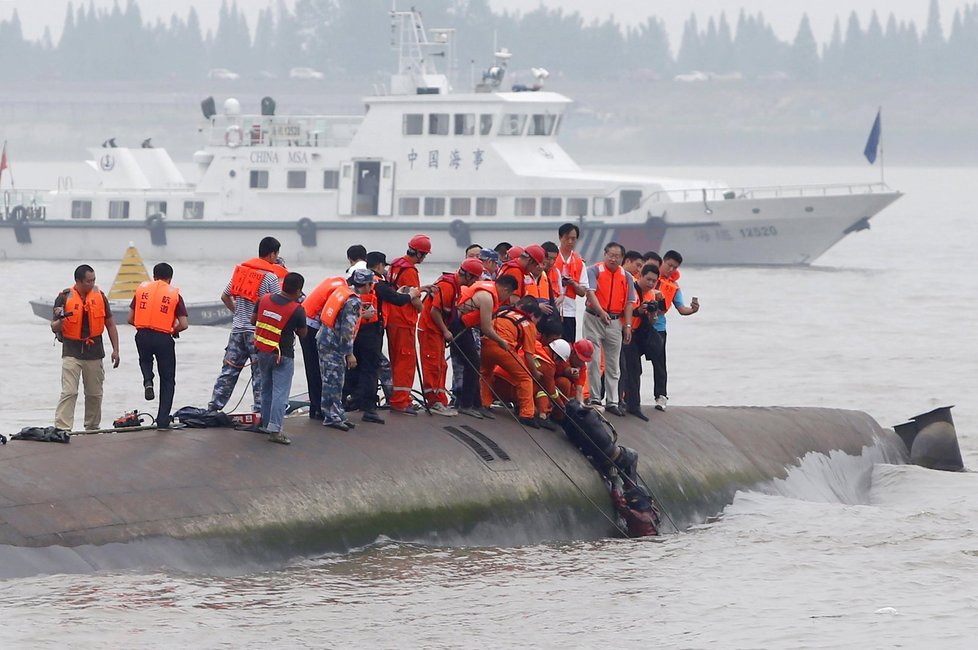 Na čínské řece pokračuje pátrání po pohřešovaných z lodi