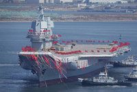 Čína spustila na vodu první letadlovou loď vlastní výroby. Jednu má z Ukrajiny