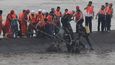 Na jihočínské řece Jang-c-ťiang se v pondělí v noci při silné bouřce potopila osobní loď se 458 lidmi na palubě. 