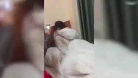Číňanka brutálně zbila milenku svého manžela, když je spolu nachytala v posteli.