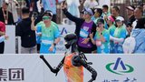 Půlmaratonu v Číně se účastnili i roboti: Padali, bourali do zátaras, ale stejně vyhráli