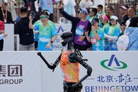 Půlmaratonu v Číně se účastnili i roboti: Padali, bourali do zátaras, ale stejně vyhráli