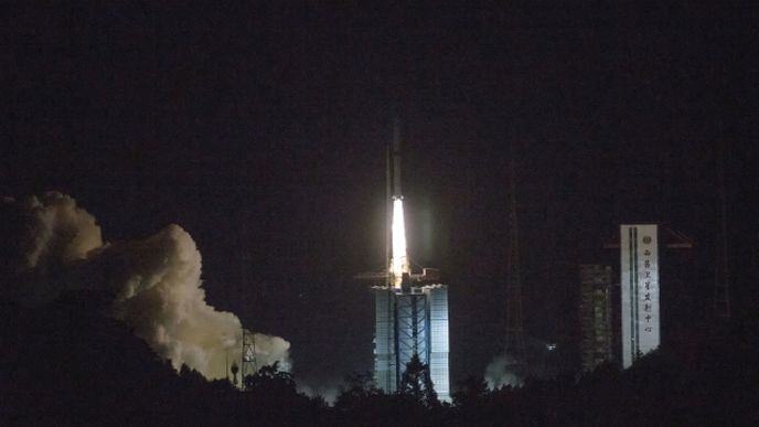 Start čínské rakety, která vynesla do vesmíru satelit. Ten bude sloužit jako komunikační spojka mezi Zemí a sondou, která přistane na odvrácené straně Měsíce.